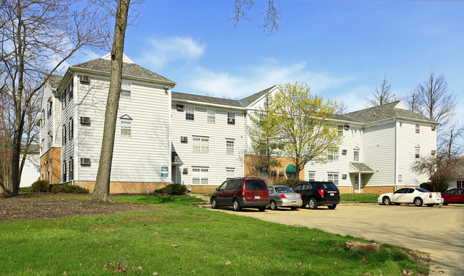 Timbers Apartments & Pinecrest Apartments in Broadview Heights, OH - Foto de edificio - Building Photo