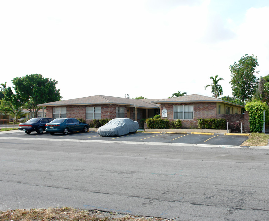 3750 SW 1st St in Fort Lauderdale, FL - Foto de edificio