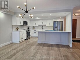 33 University Ave in Toronto, ON - Building Photo