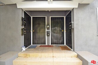 5526 Franklin Ave-Unit -1/2 in Los Angeles, CA - Building Photo - Building Photo