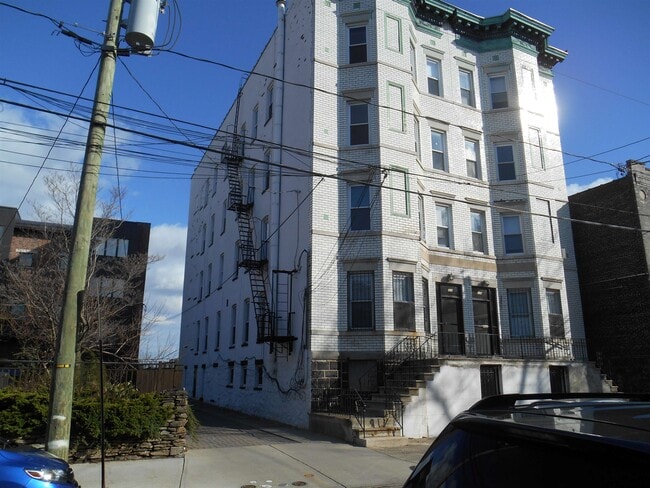 228 Ogden Ave. in Jersey City, NJ - Building Photo - Building Photo