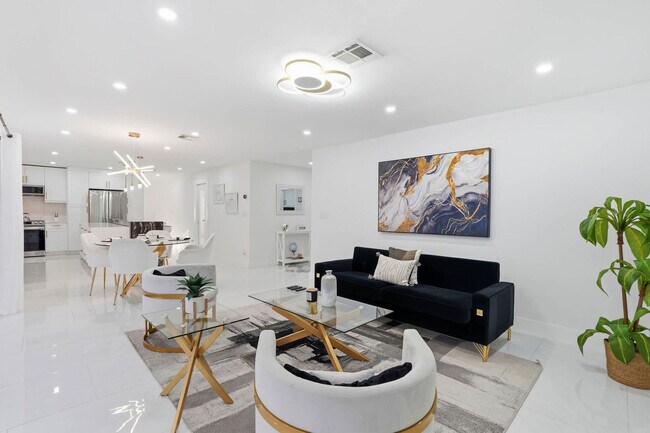 208 Erie Dr in Naples, FL - Building Photo - Building Photo