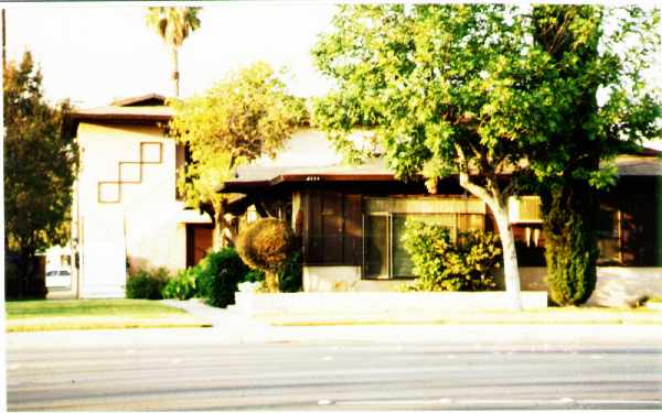 2111 W Ball Rd in Anaheim, CA - Foto de edificio