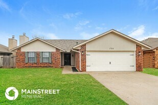 1704 Shannon Dr in Midwest City, OK - Building Photo