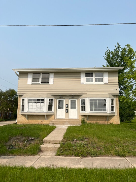 4835-4837-4837 N 103rd St in Milwaukee, WI - Building Photo
