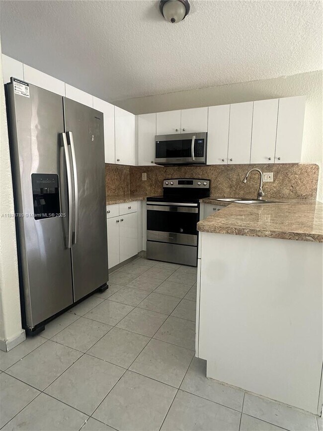 3108 W 73rd Pl in Hialeah, FL - Building Photo - Building Photo