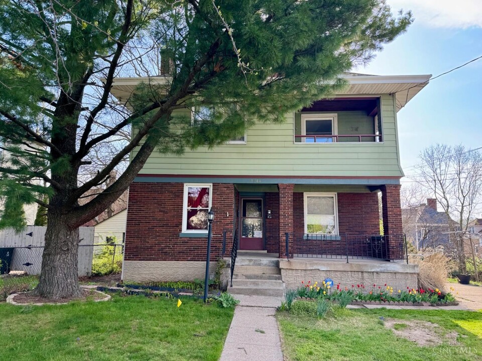 1044 Academy Ave in Cincinnati, OH - Building Photo