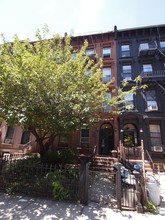 502 Clinton Ave in Brooklyn, NY - Foto de edificio - Building Photo