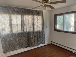 103 E St Marks Pl in Valley Stream, NY - Building Photo - Building Photo