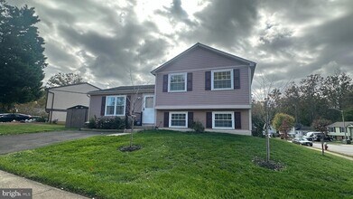 8111 Brown Ct in Alexandria, VA - Building Photo - Building Photo