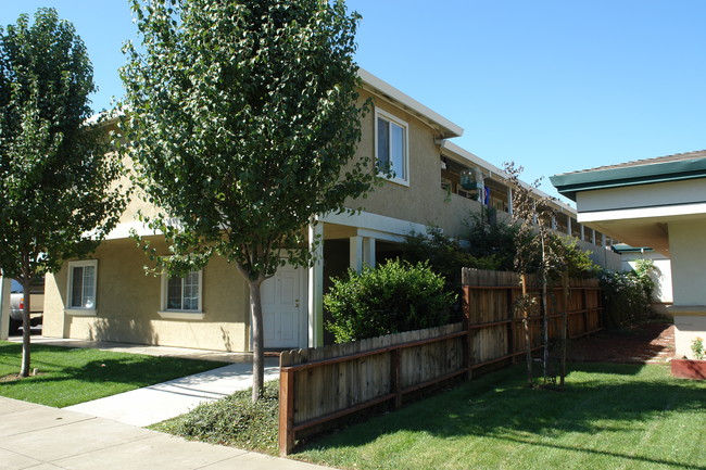 145 N 2nd St in Dixon, CA - Foto de edificio - Building Photo