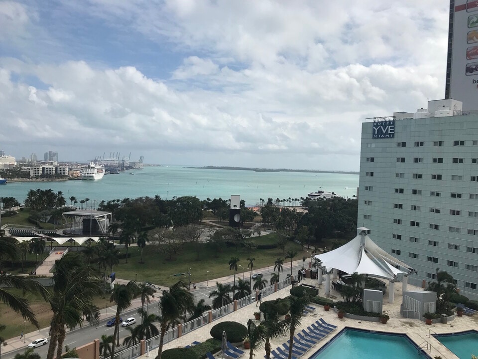 244 Biscayne Blvd, Unit 1405 in Miami, FL - Building Photo