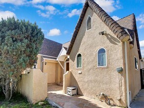 203 S Stanley Dr in Beverly Hills, CA - Foto de edificio - Building Photo