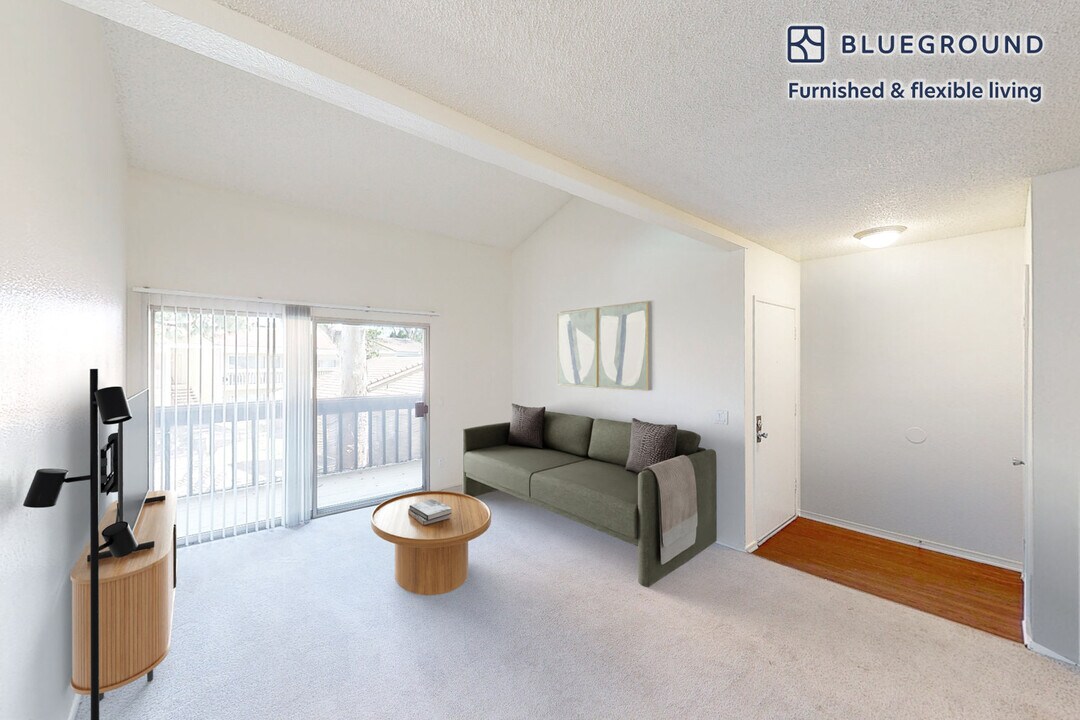 325 S San Dimas Canyon Rd in San Dimas, CA - Building Photo