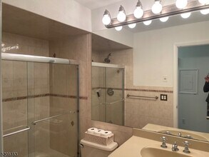 76 Meadowview Dr in Annandale, NJ - Building Photo - Building Photo