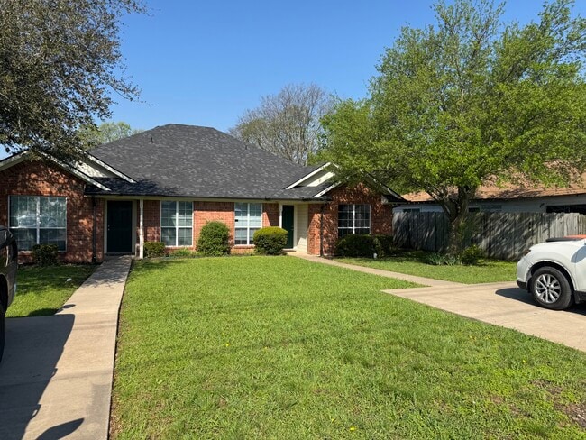 property at 916 S Interurban St