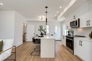 2825-2817 17 St SW in Calgary, AB - Building Photo