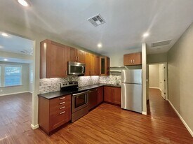 333 W Hutchison St in San Marcos, TX - Building Photo