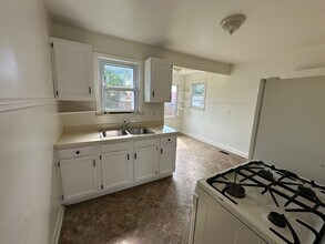 27370 Pinehurst St in Roseville, MI - Building Photo - Building Photo