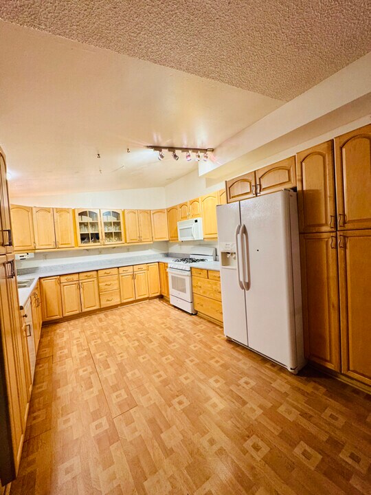 6327 Blackberry St in Anchorage, AK - Building Photo