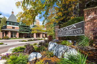 Pinnacle Highland Apartments in Cottonwood Heights, UT - Foto de edificio - Building Photo