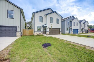 410 N 4th St in Beasley, TX - Building Photo - Building Photo