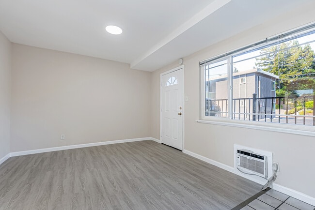 Sandpiper Apartments in Walnut Creek, CA - Building Photo - Building Photo