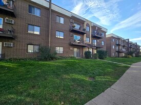 10403 Dearlove Rd, Unit 4 in Glenview, IL - Building Photo