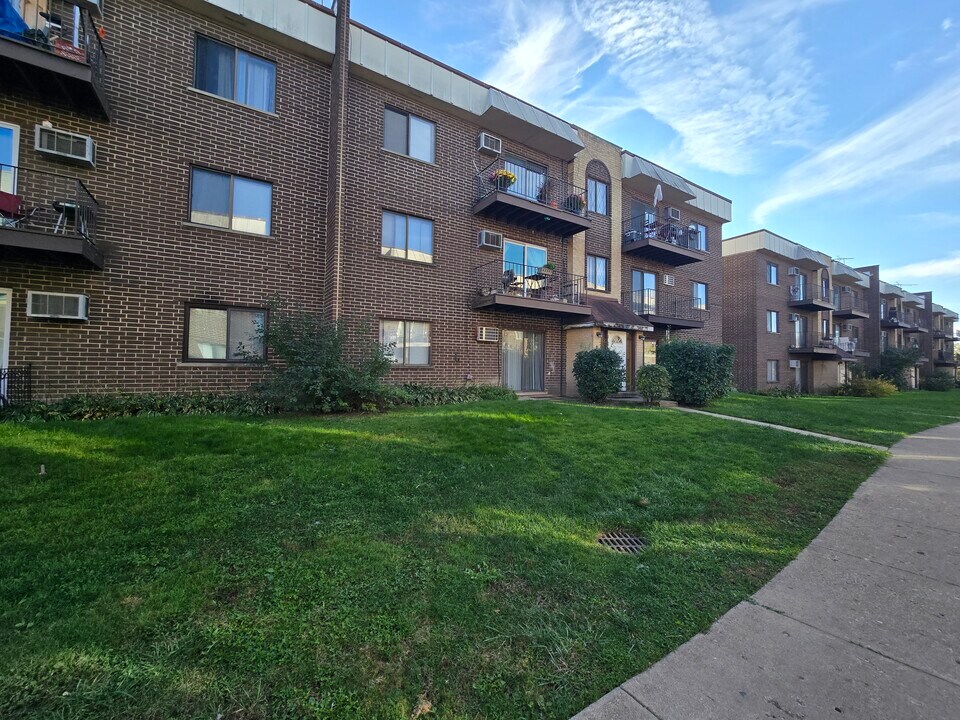 10403 Dearlove Rd, Unit 4 in Glenview, IL - Building Photo