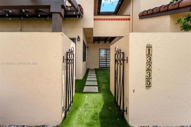 13235 SW 114th Terrace in Miami, FL - Building Photo - Building Photo