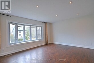 2313 Fassel Ave in Burlington, ON - Building Photo - Building Photo