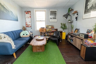 165 Kendall Ave, Unit 2 in Pittsburgh, PA - Foto de edificio - Building Photo