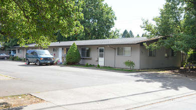 736 SE 13th Ave in Hillsboro, OR - Foto de edificio - Building Photo