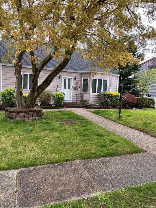 80 Ellen St in Bethpage, NY - Building Photo