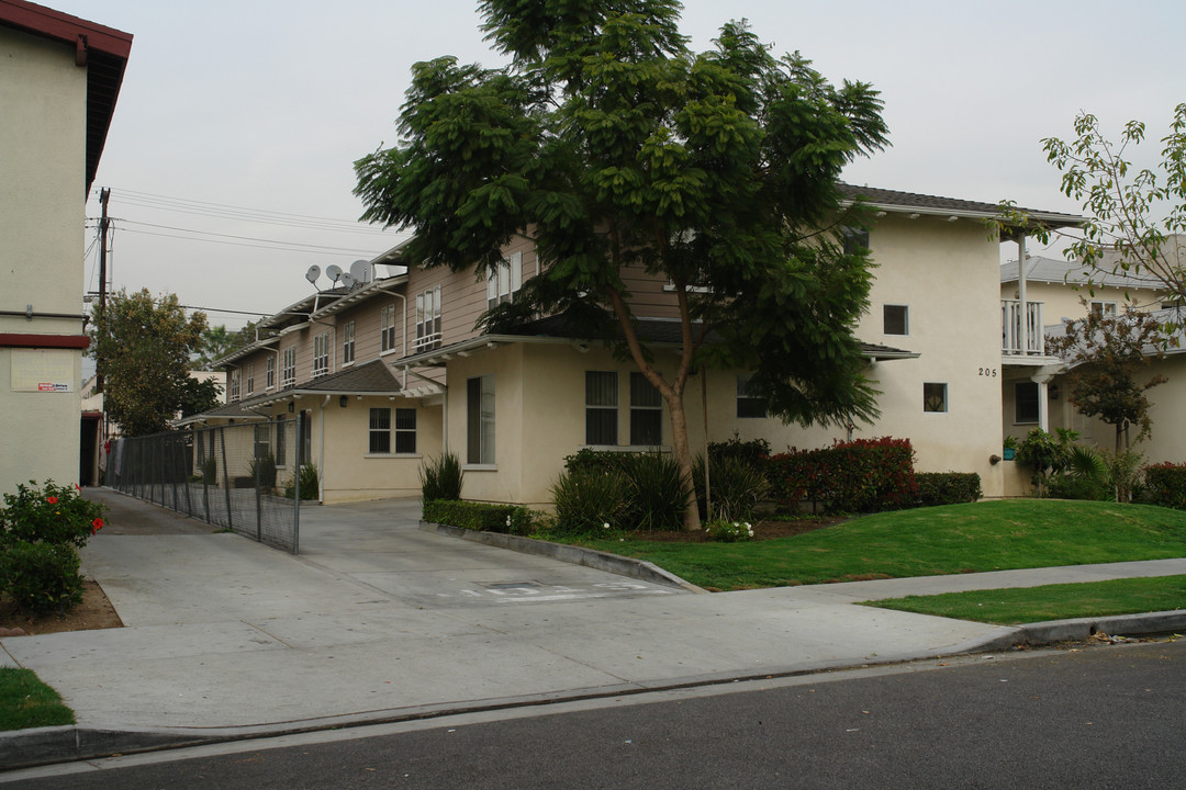 205 E Chestnut St in Glendale, CA - Building Photo