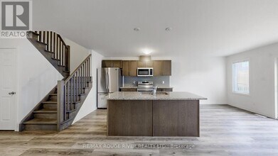 21 Woodedge Cir in Kitchener, ON - Building Photo - Building Photo