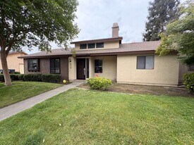 4715 W Cypress Ave in Visalia, CA - Building Photo