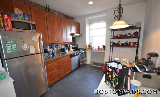 486 Massachusetts Ave, Unit 3 in Boston, MA - Foto de edificio - Building Photo