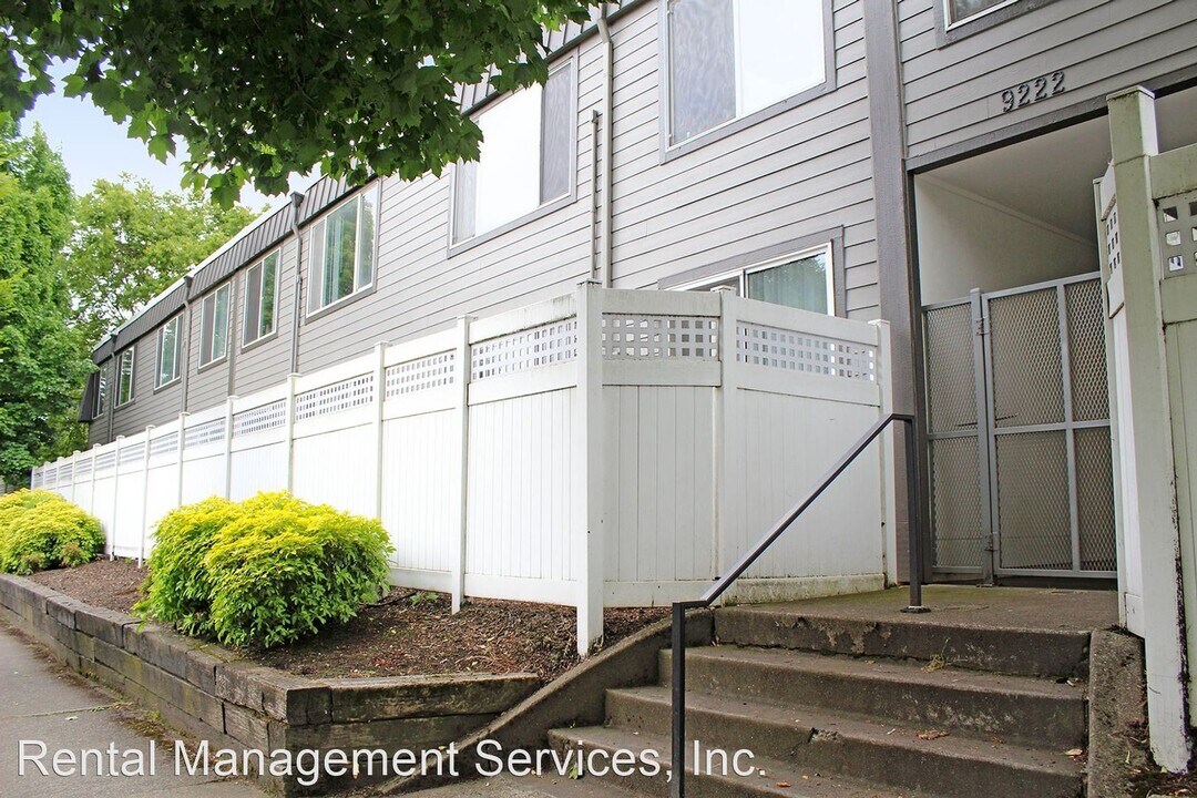 9222 N Lombard St in Portland, OR - Foto de edificio