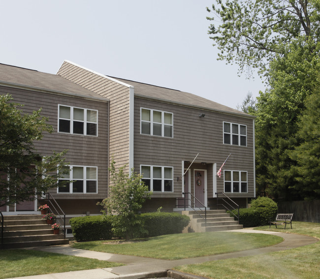 40 Herbhill Rd in Glen Cove, NY - Building Photo - Building Photo