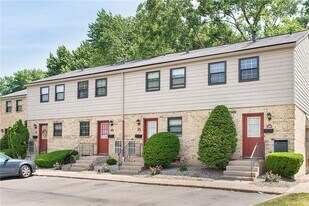 245 Chartwell Ct in Rochester, NY - Building Photo