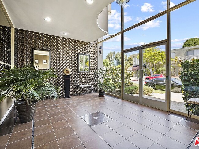 6601 Springpark Ave, Unit 16 in Los Angeles, CA - Foto de edificio - Building Photo