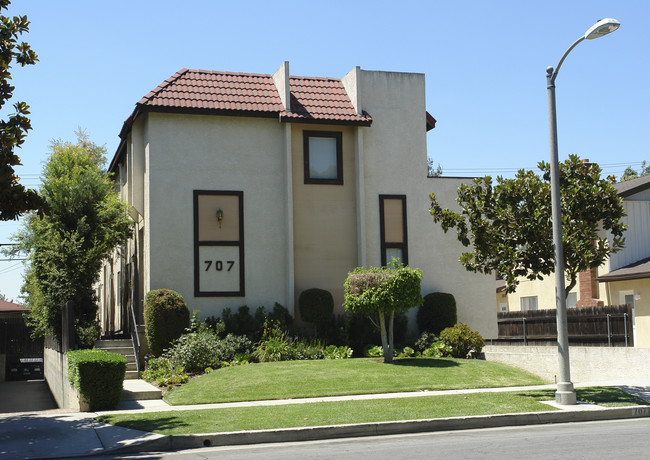 707 N Stoneman Ave in Alhambra, CA - Foto de edificio - Building Photo