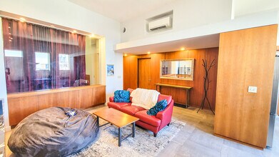 210 W Superior St, Unit Crescent Apartment in Duluth, MN - Building Photo - Building Photo