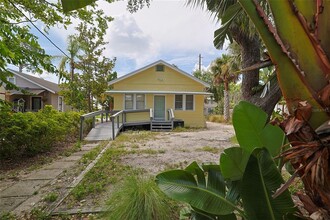 209 Downing St in New Smyrna Beach, FL - Building Photo - Building Photo