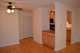 2407 North Kennicott Drive, Unit Greenbrier in Arlington Heights, IL - Foto de edificio - Building Photo