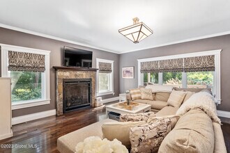219 Crescent Ave in Saratoga Springs, NY - Building Photo - Building Photo