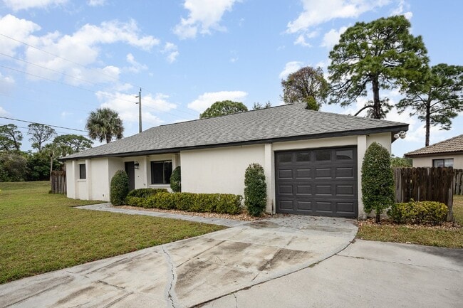 696 Las Palmas Way in Melbourne, FL - Foto de edificio - Building Photo