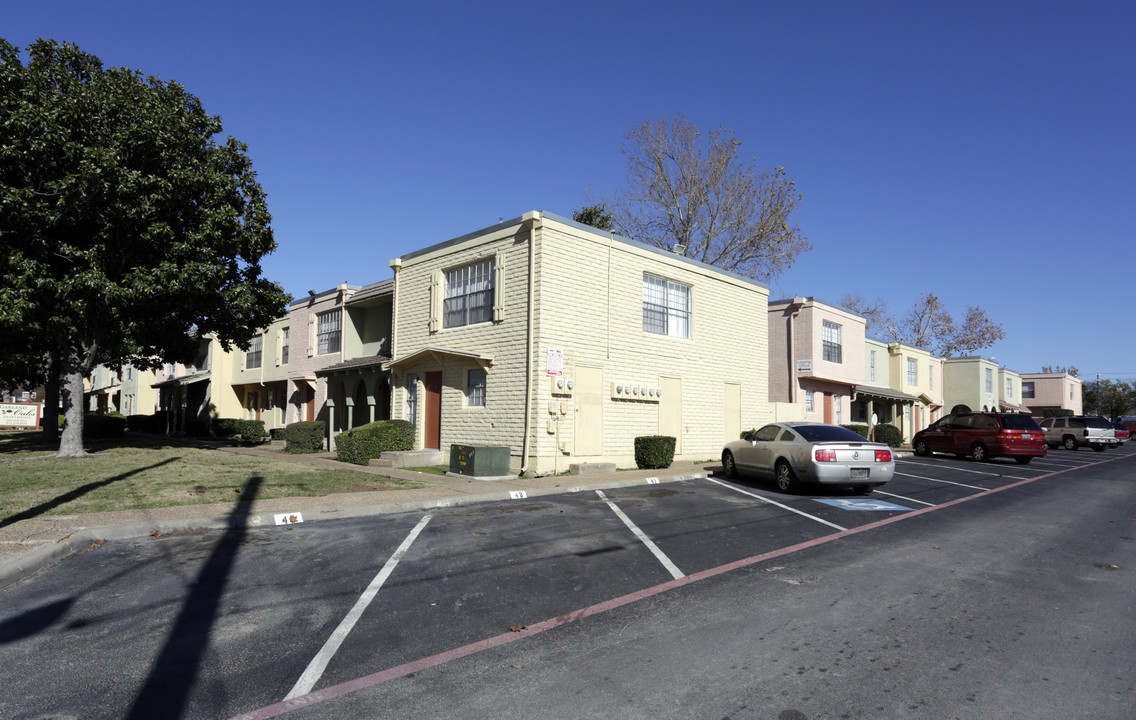 Garland Oaks in Garland, TX - Building Photo