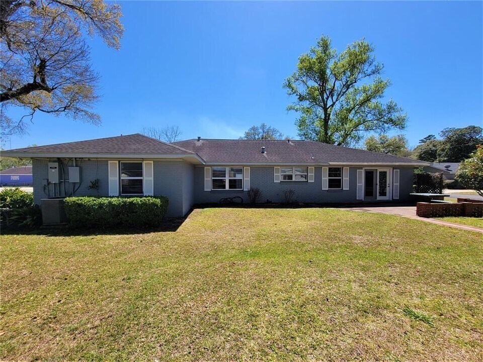 2601 Holly St in Liberty, TX - Building Photo